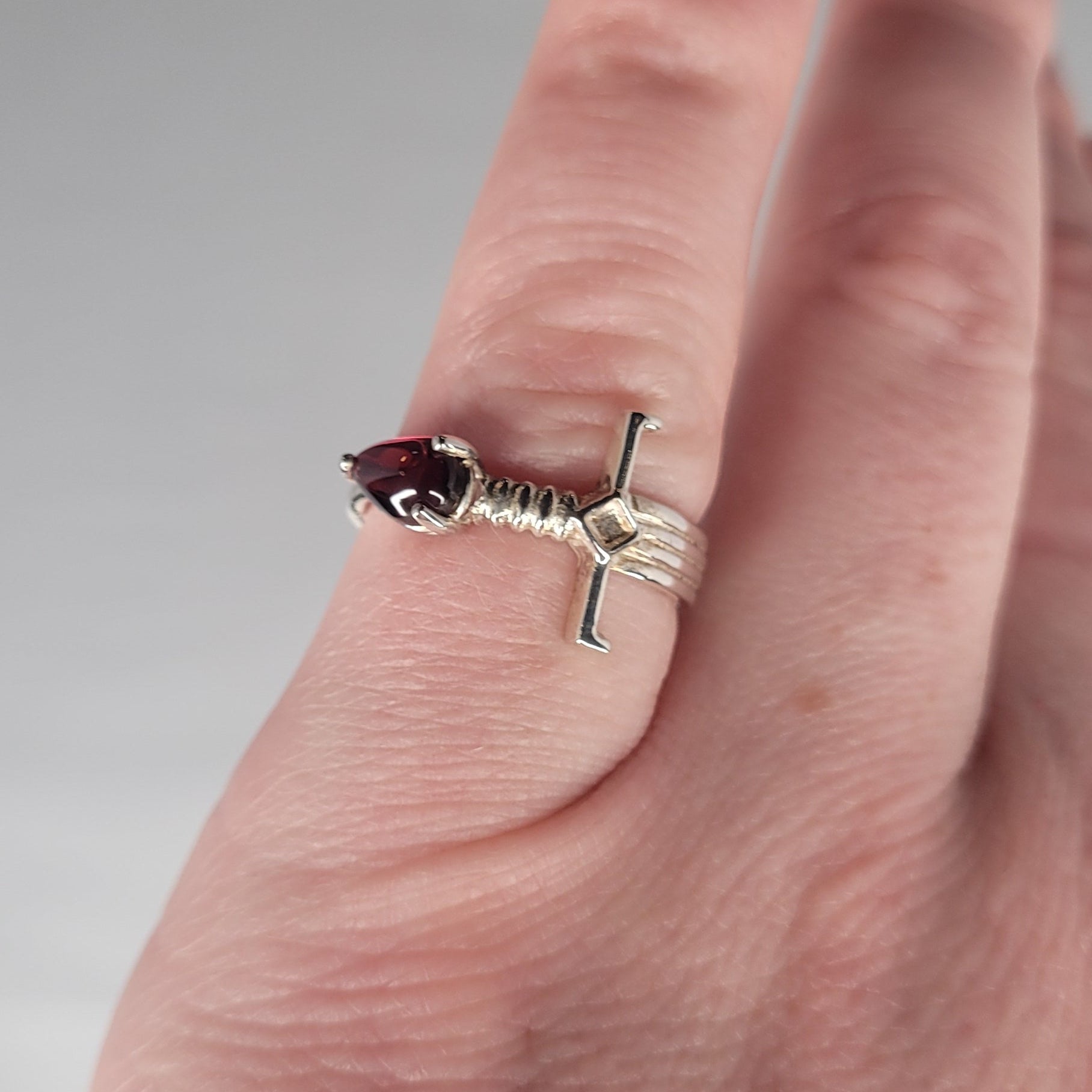 Bague Épée Grenat gr 7.5