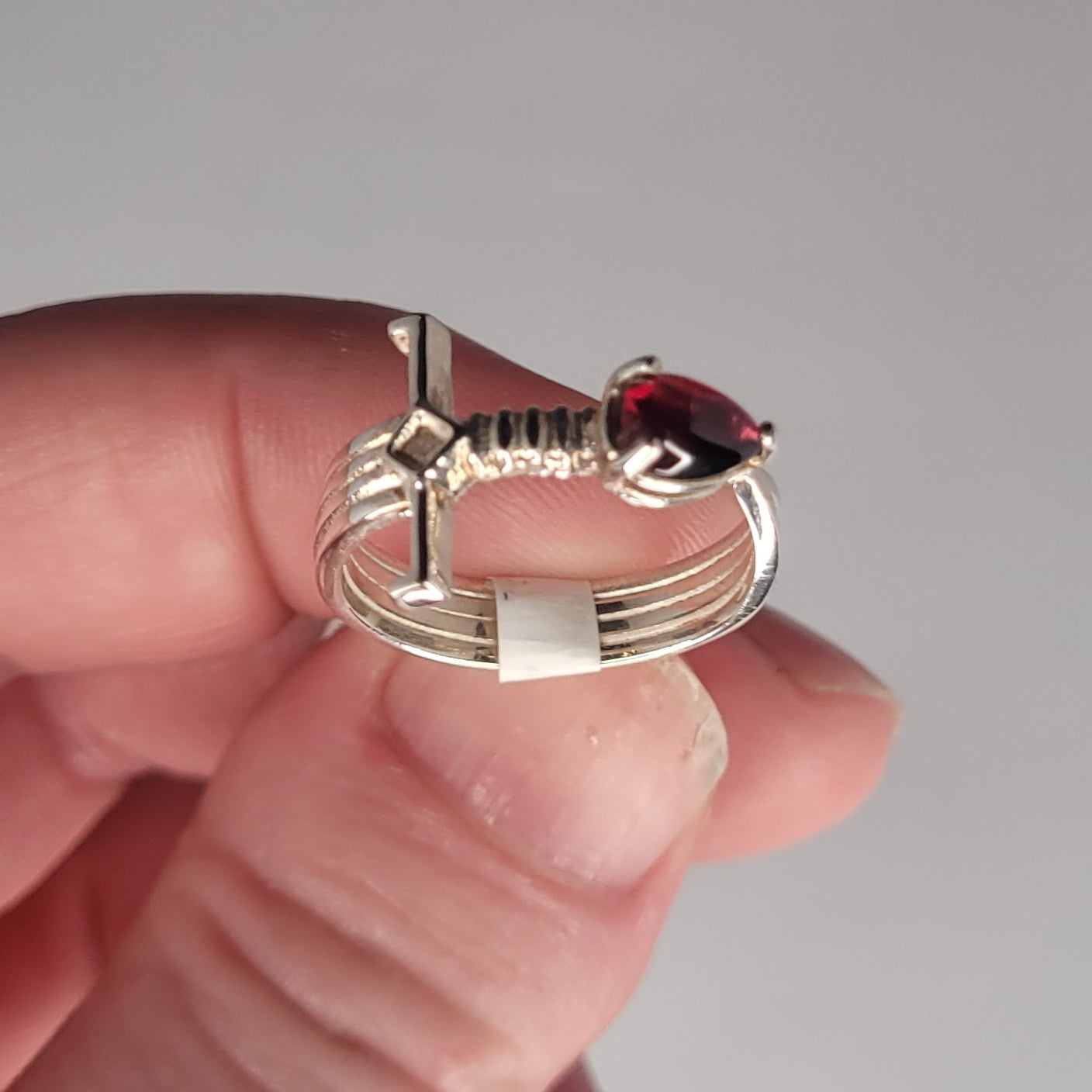 Bague Épée Grenat gr 7.5