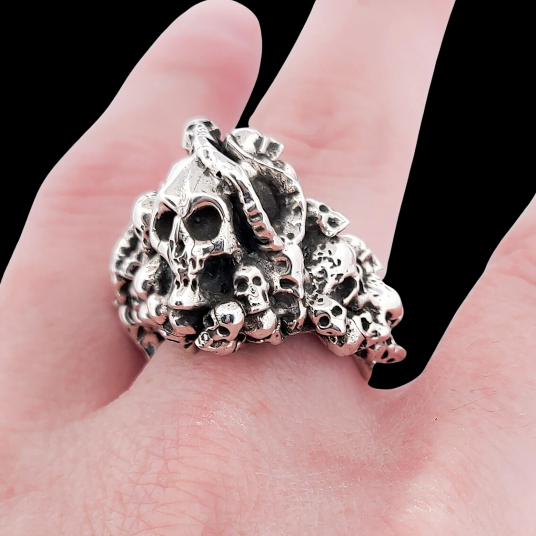 Catacombes Skull Signet Ring - Unisex
