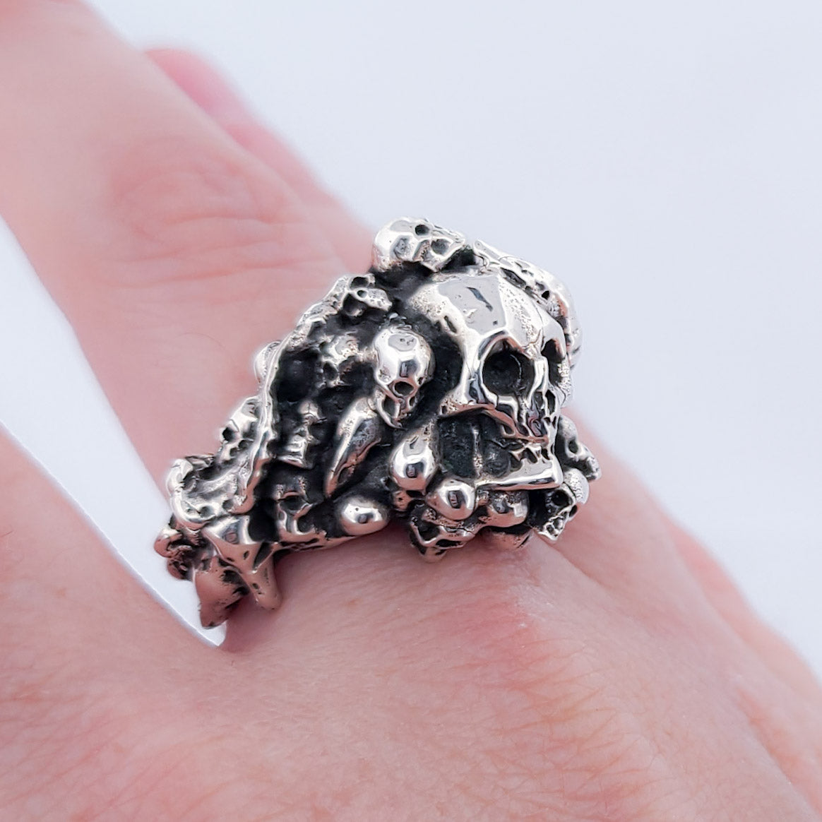 Catacombes Skull Signet Ring - Unisex