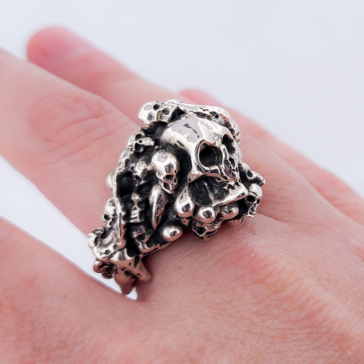 Catacombes Skull Signet Ring - Unisex