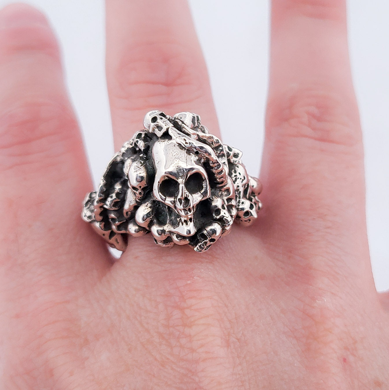 Catacombes Skull Signet Ring - Unisex