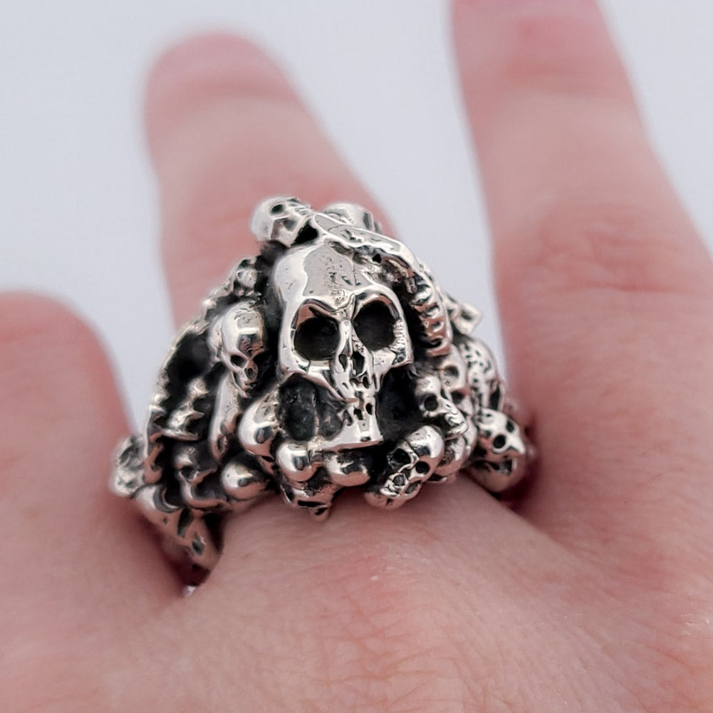 Catacombes Skull Signet Ring - Unisex
