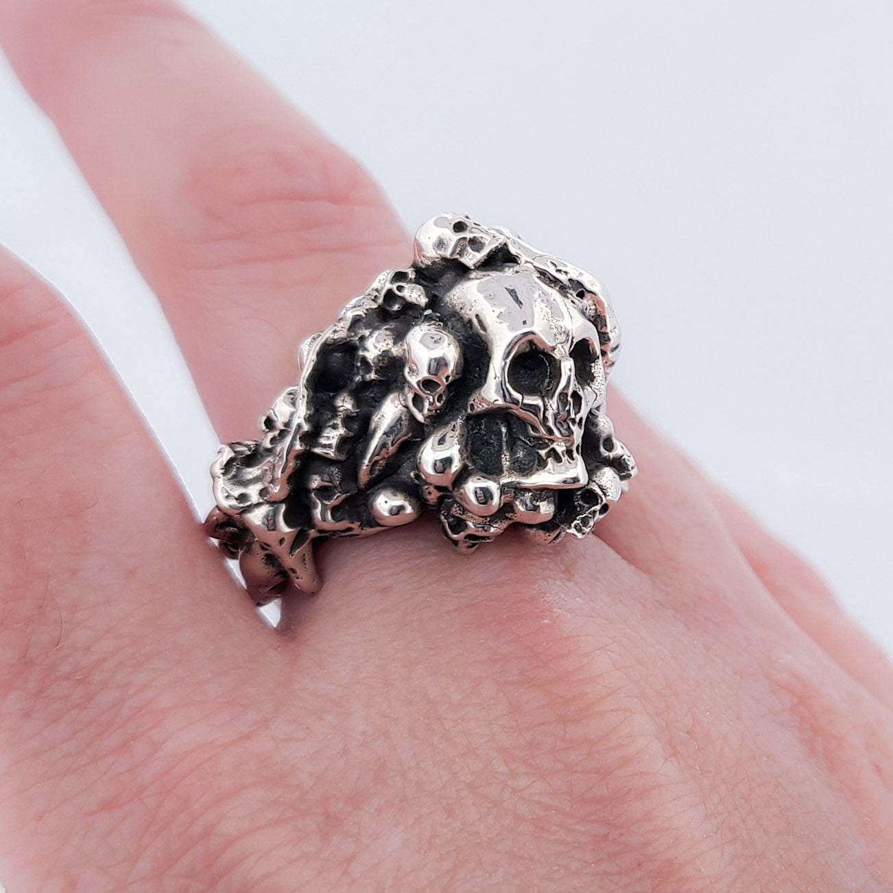 Catacombes Skull Signet Ring - Unisex