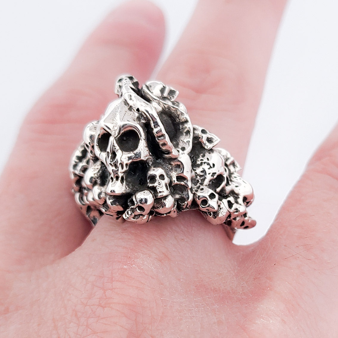 Catacombes Skull Signet Ring - Unisex