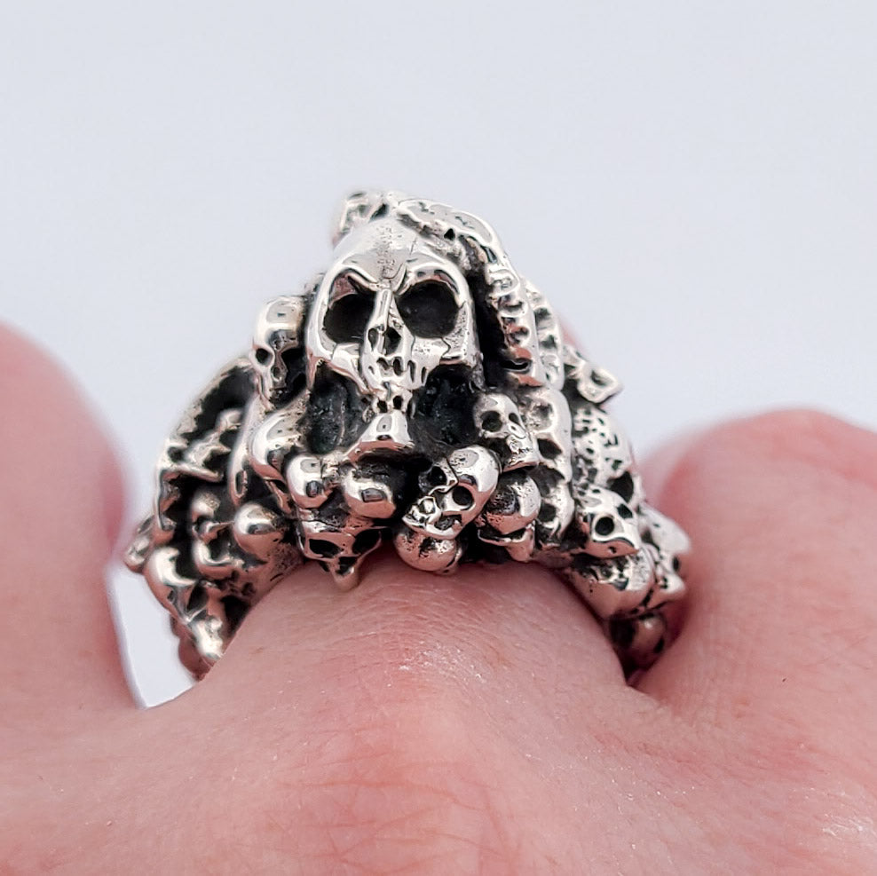 Catacombes Skull Signet Ring - Unisex