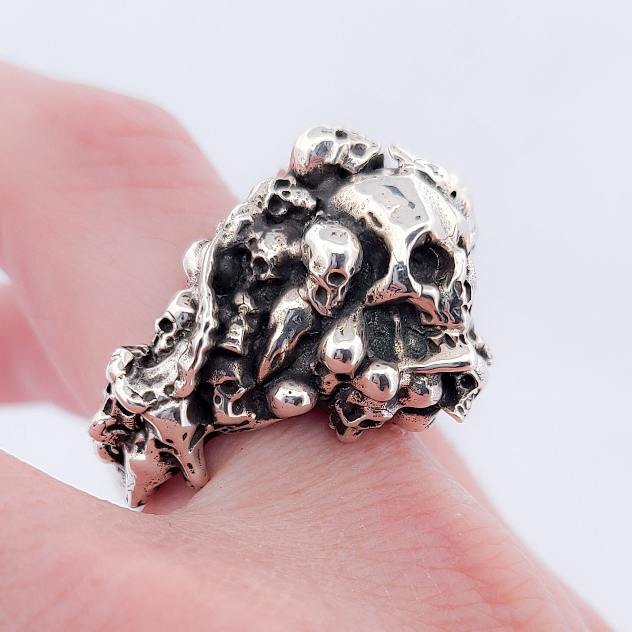 Catacombes Skull Signet Ring - Unisex