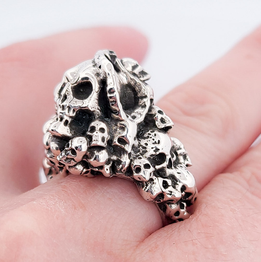 Catacombes Skull Signet Ring - Unisex