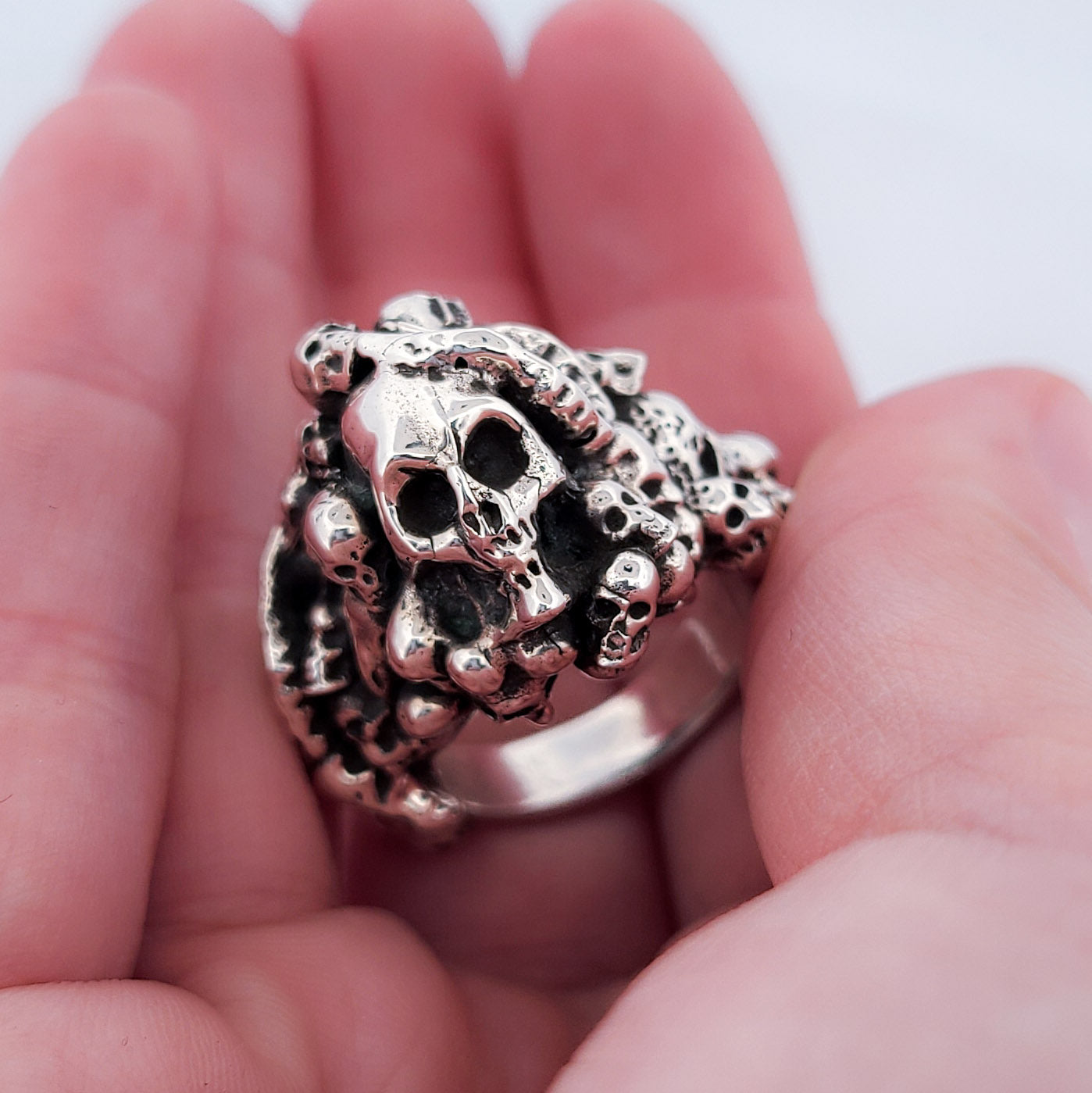 Catacombes Skull Signet Ring - Unisex