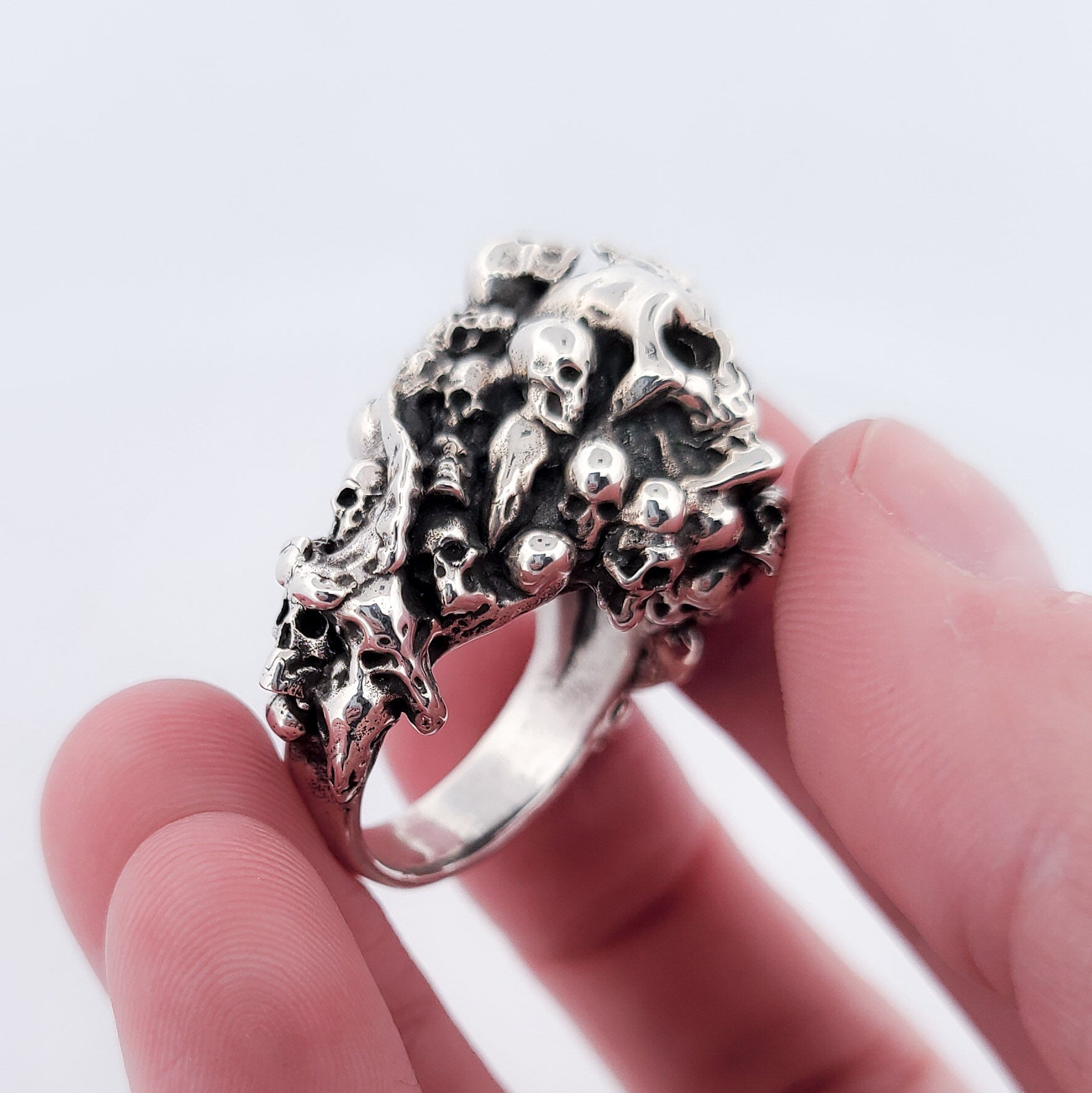 Catacombes Skull Signet Ring - Unisex