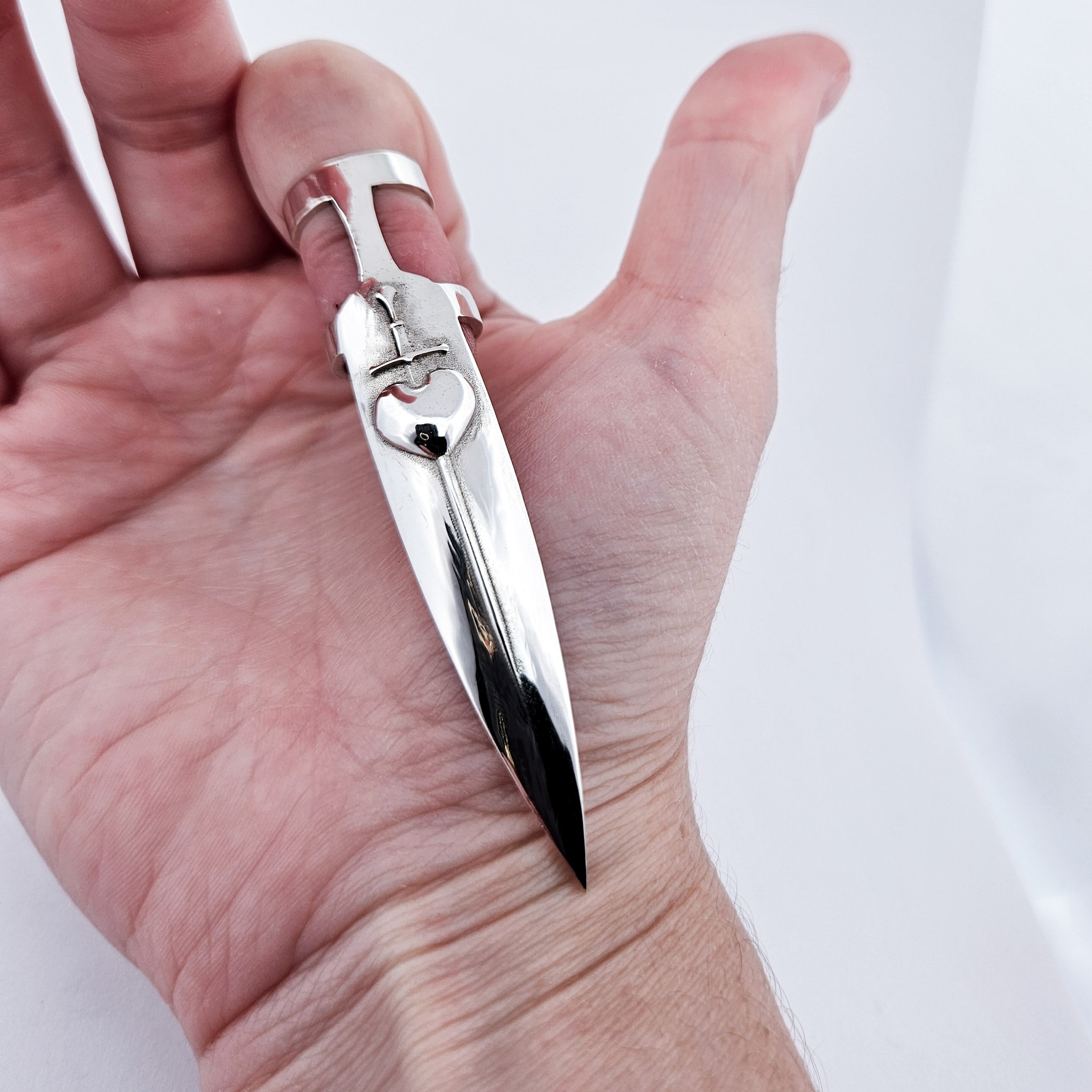 Oversized Heart & Sword Claw - Fake Nail Ring