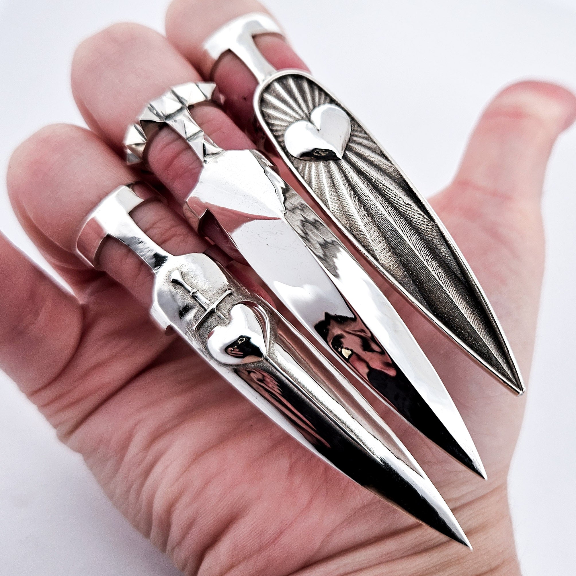 Oversized Heart & Sword Claw - Fake Nail Ring