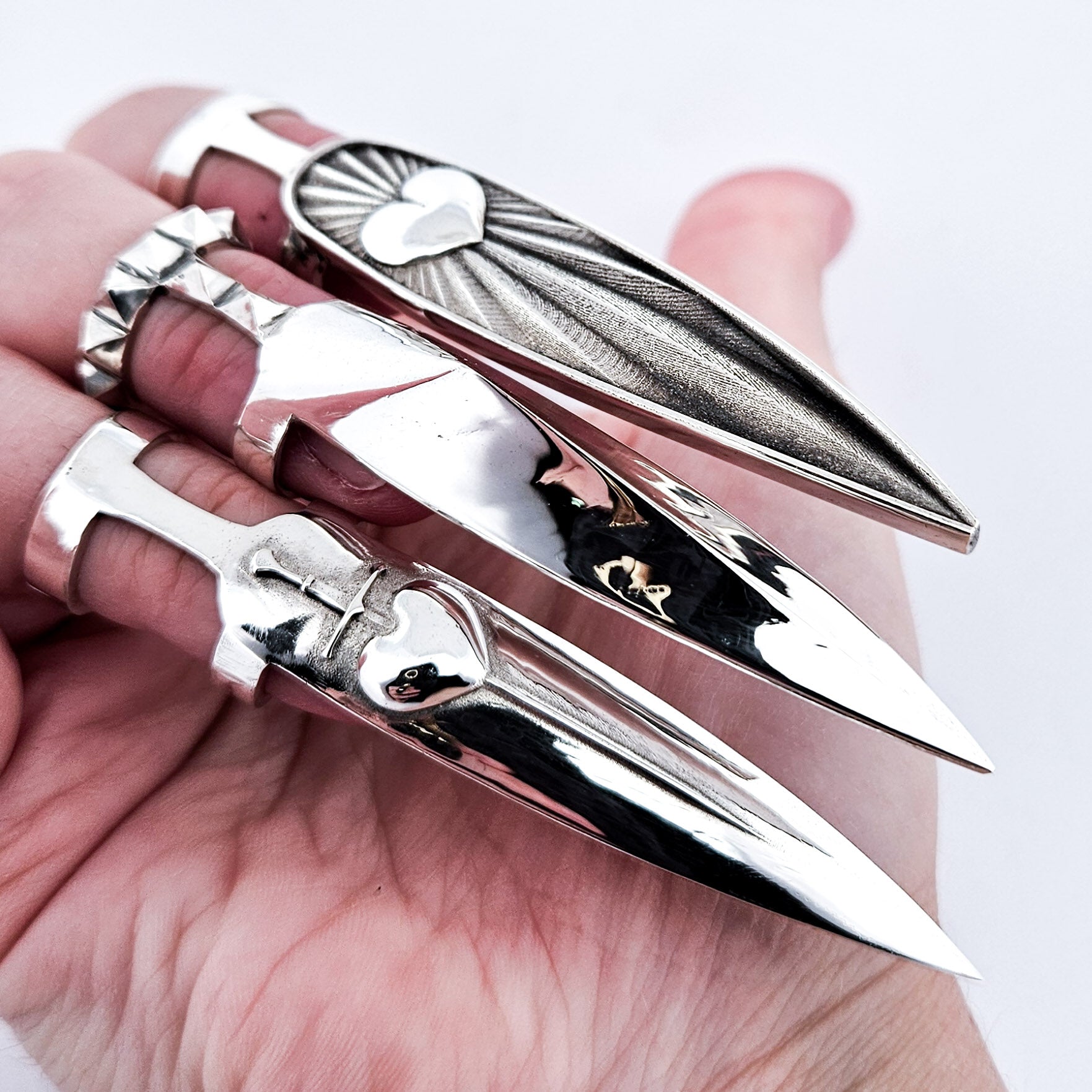 Oversized Sacred Heart Claw - Fake Nail Ring