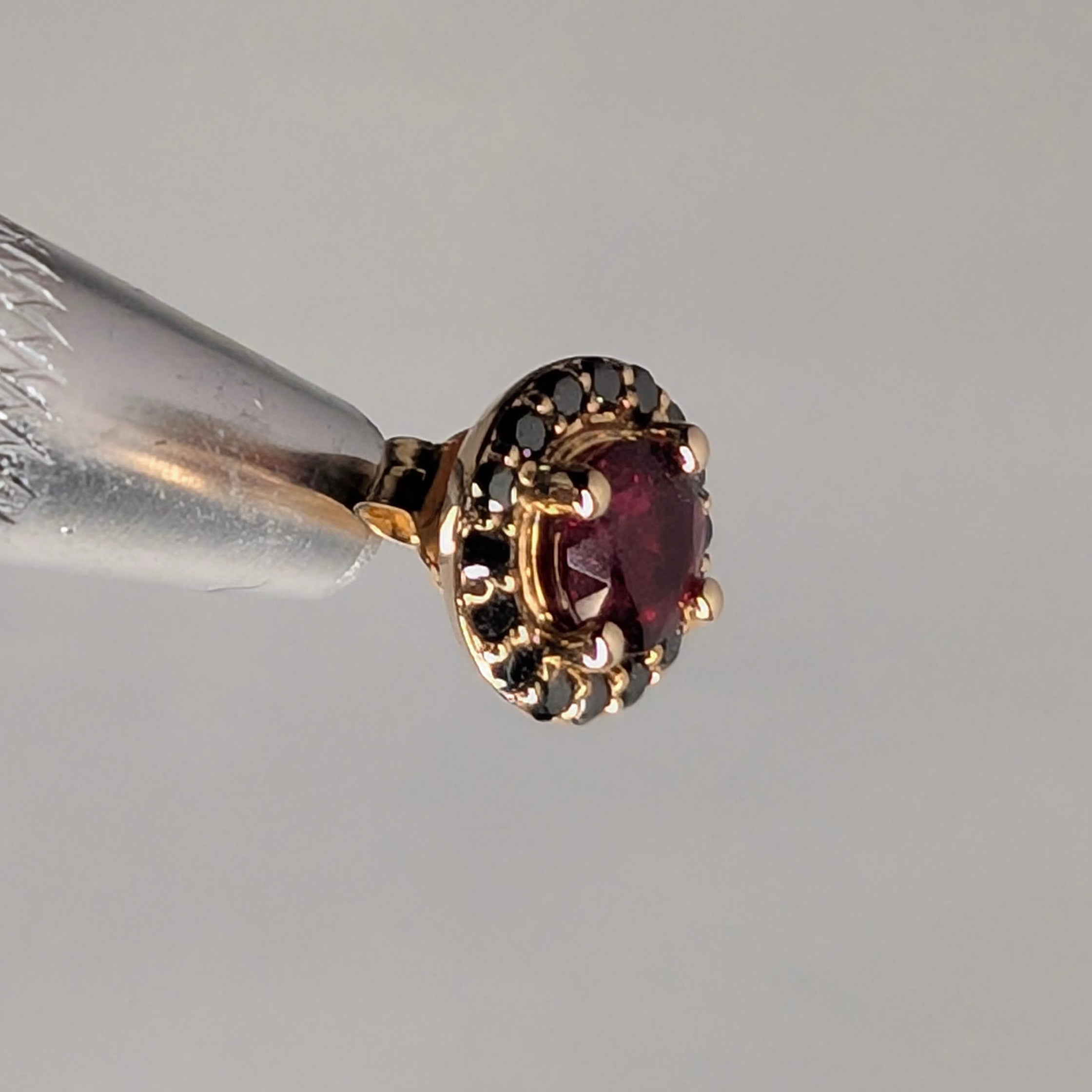 17 - Boucles d'oreilles Rubellie et Diamants Noirs - Or Jaune 14k