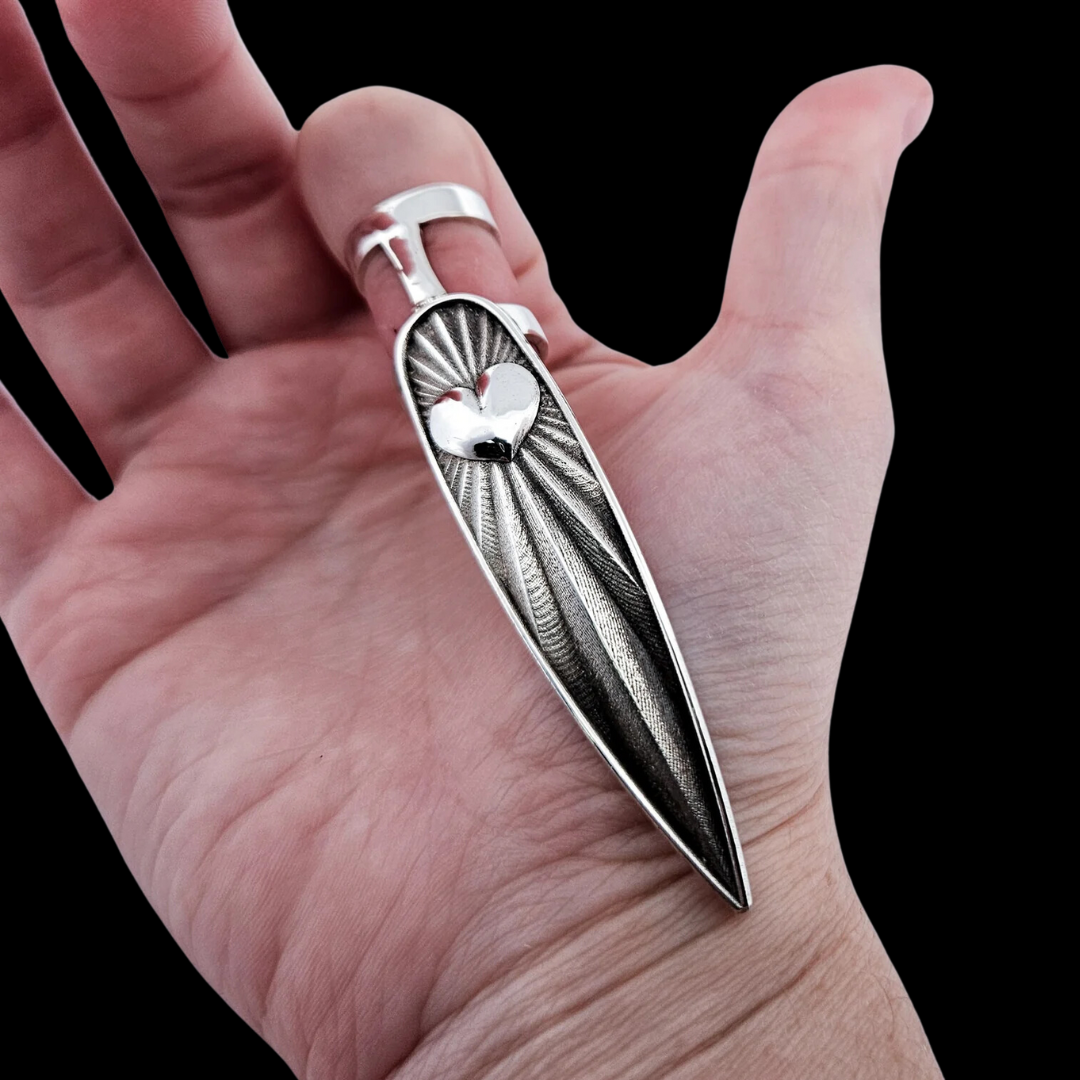 Oversized Sacred Heart Claw - Fake Nail Ring