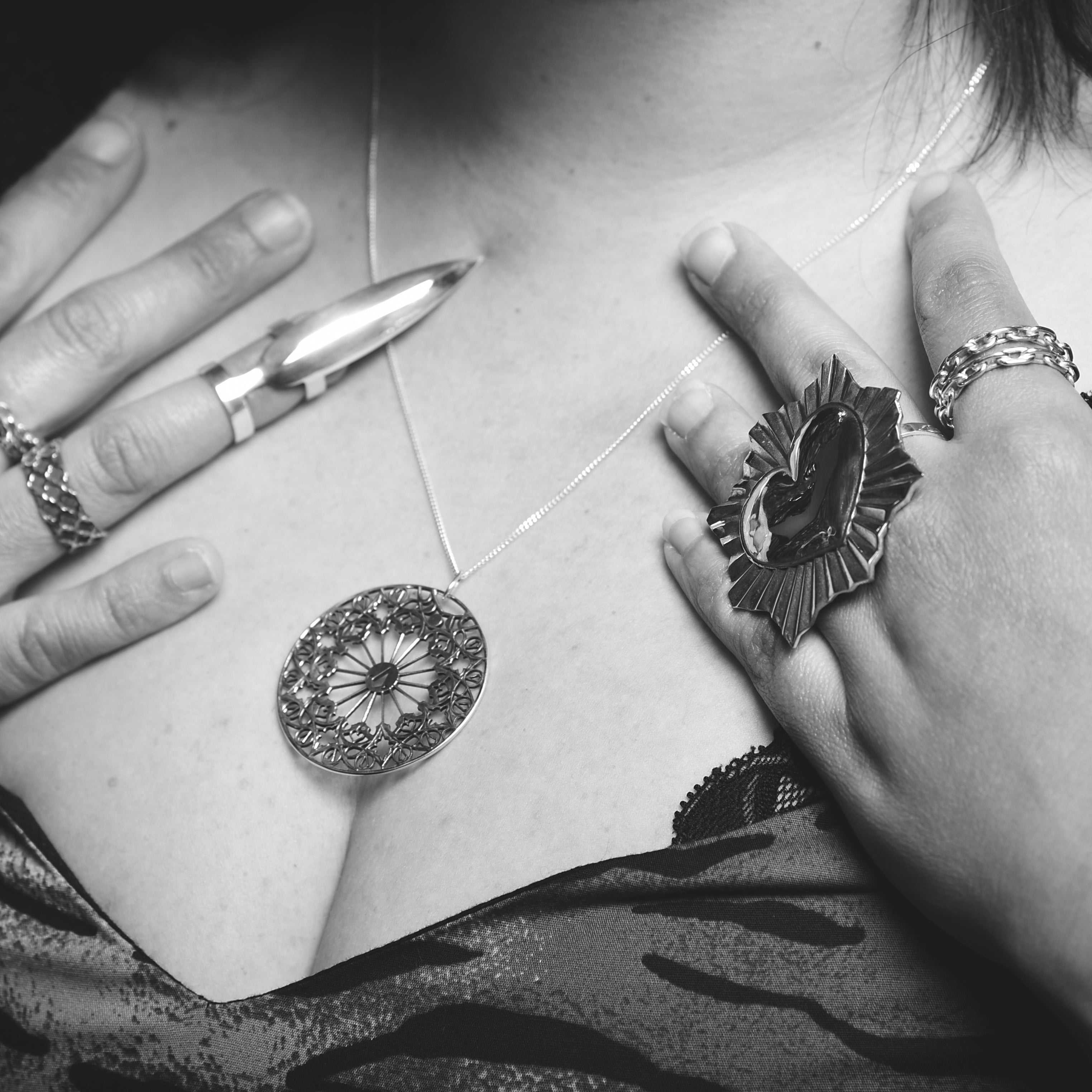 Oversized Stiletto Fake Nail Claw Midi Ring