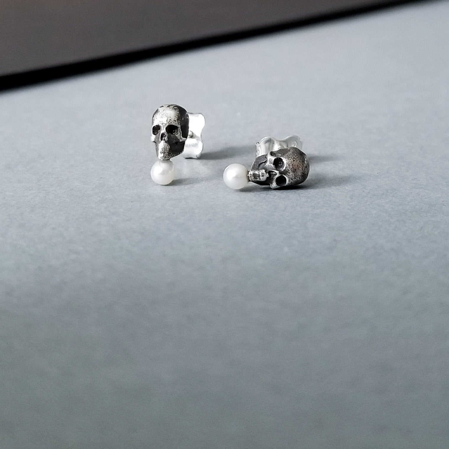 Tiny Pearl Skull Earrings - Inchoo Bijoux