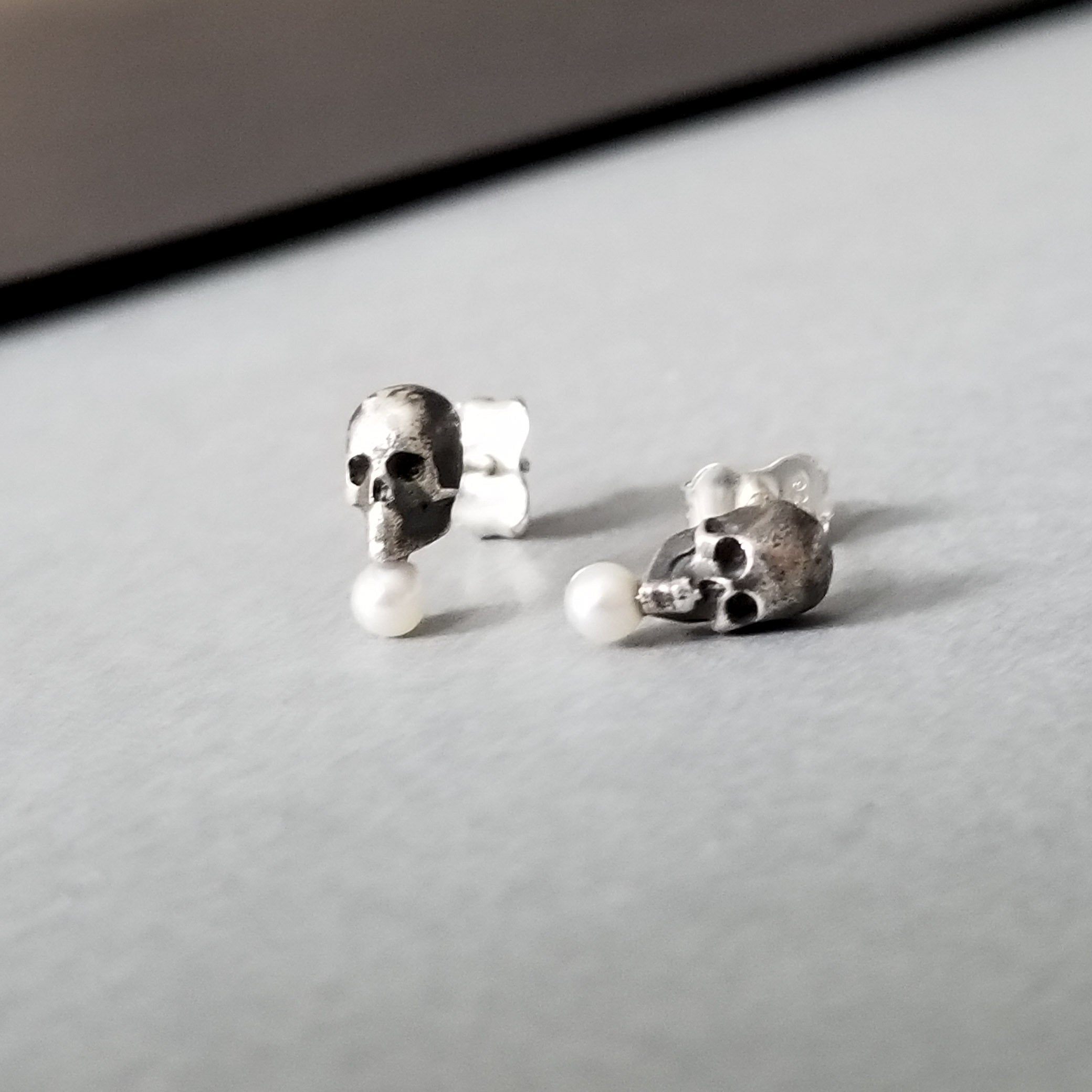 Tiny Pearl Skull Earrings - Inchoo Bijoux