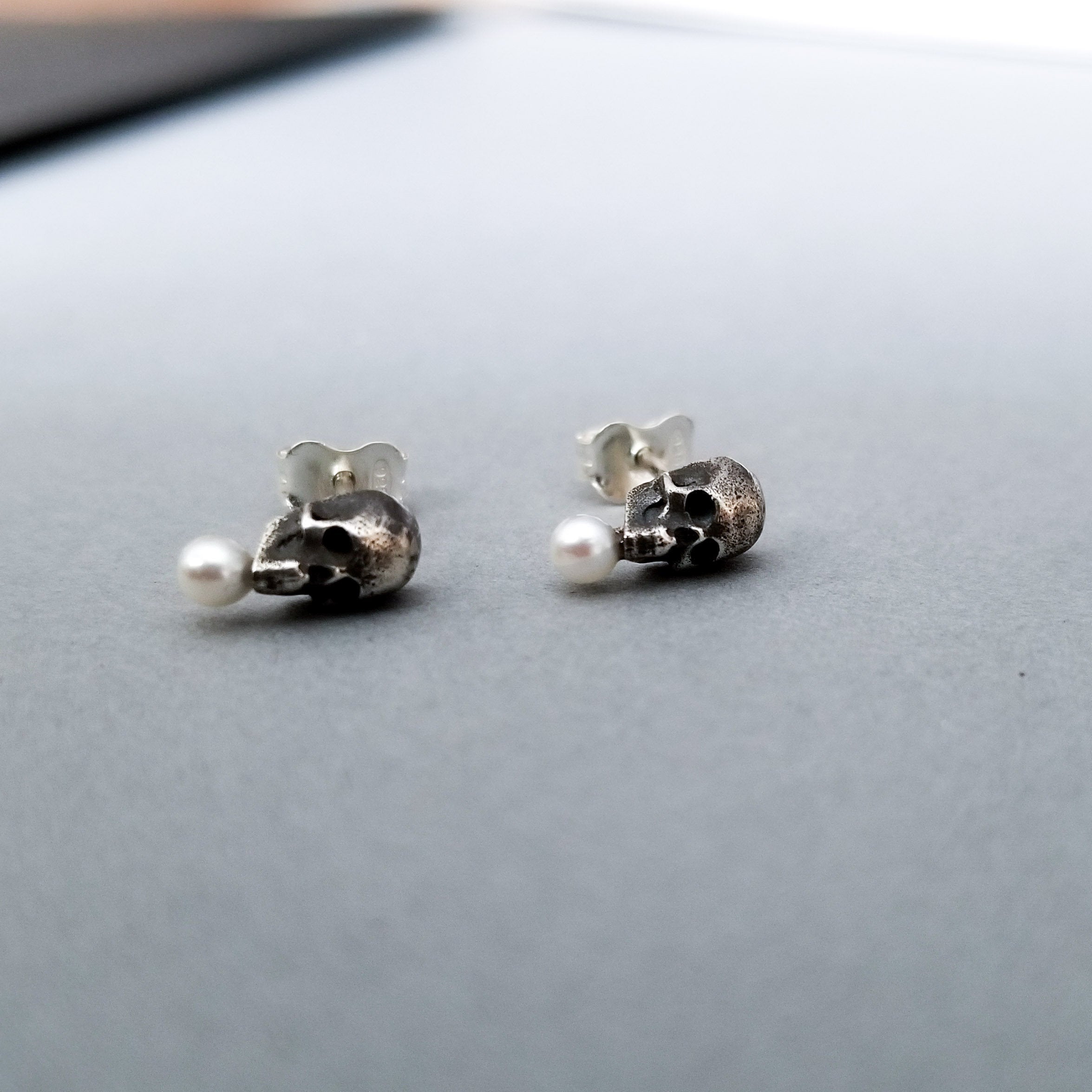 Tiny Pearl Skull Earrings - Inchoo Bijoux