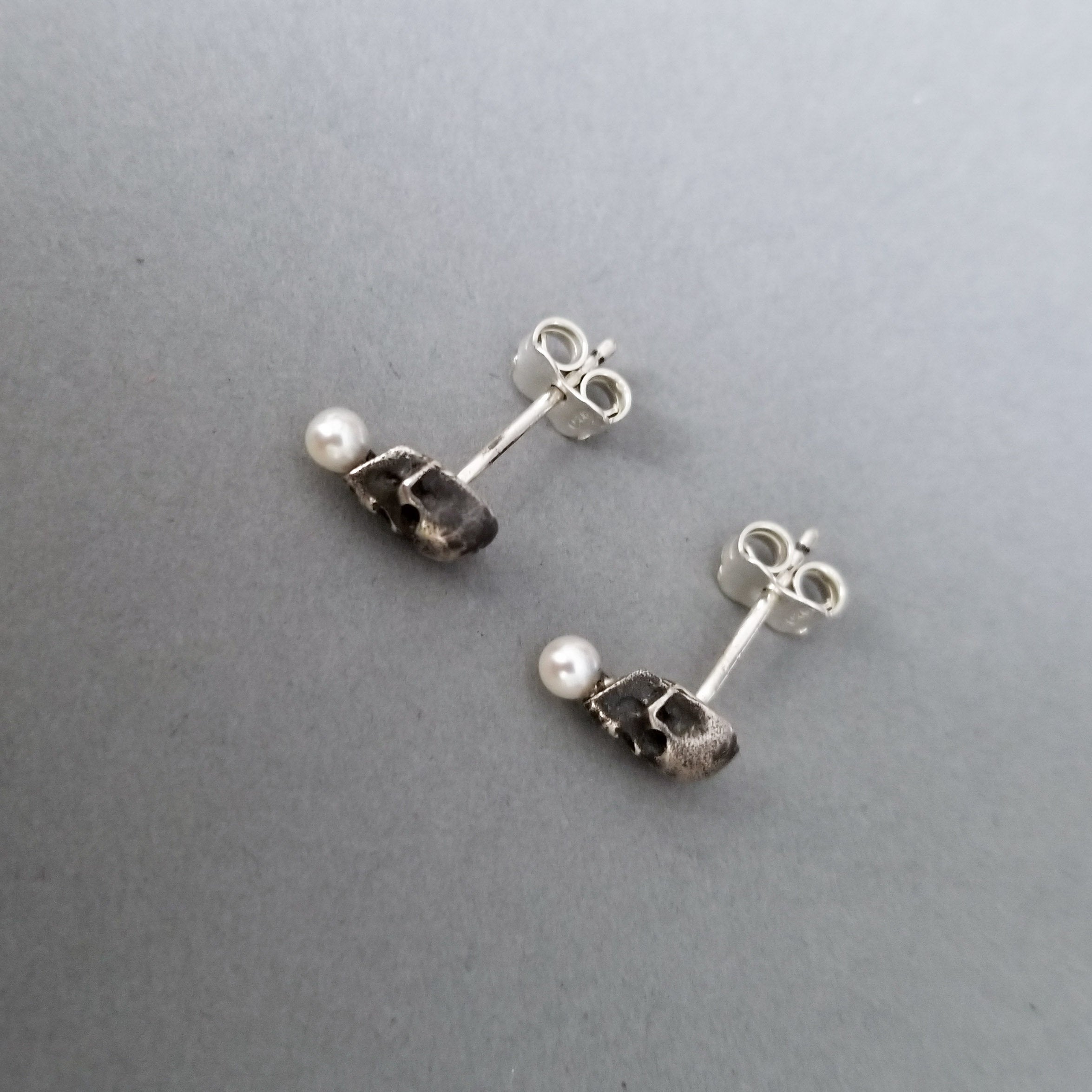 Tiny Pearl Skull Earrings - Inchoo Bijoux