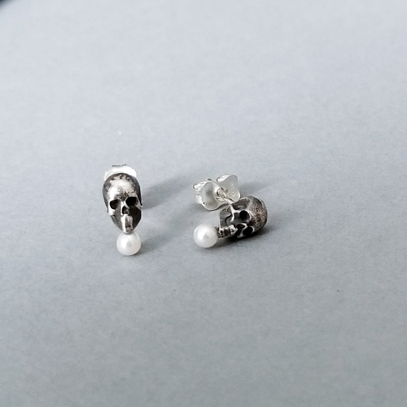 Tiny Pearl Skull Earrings - Inchoo Bijoux