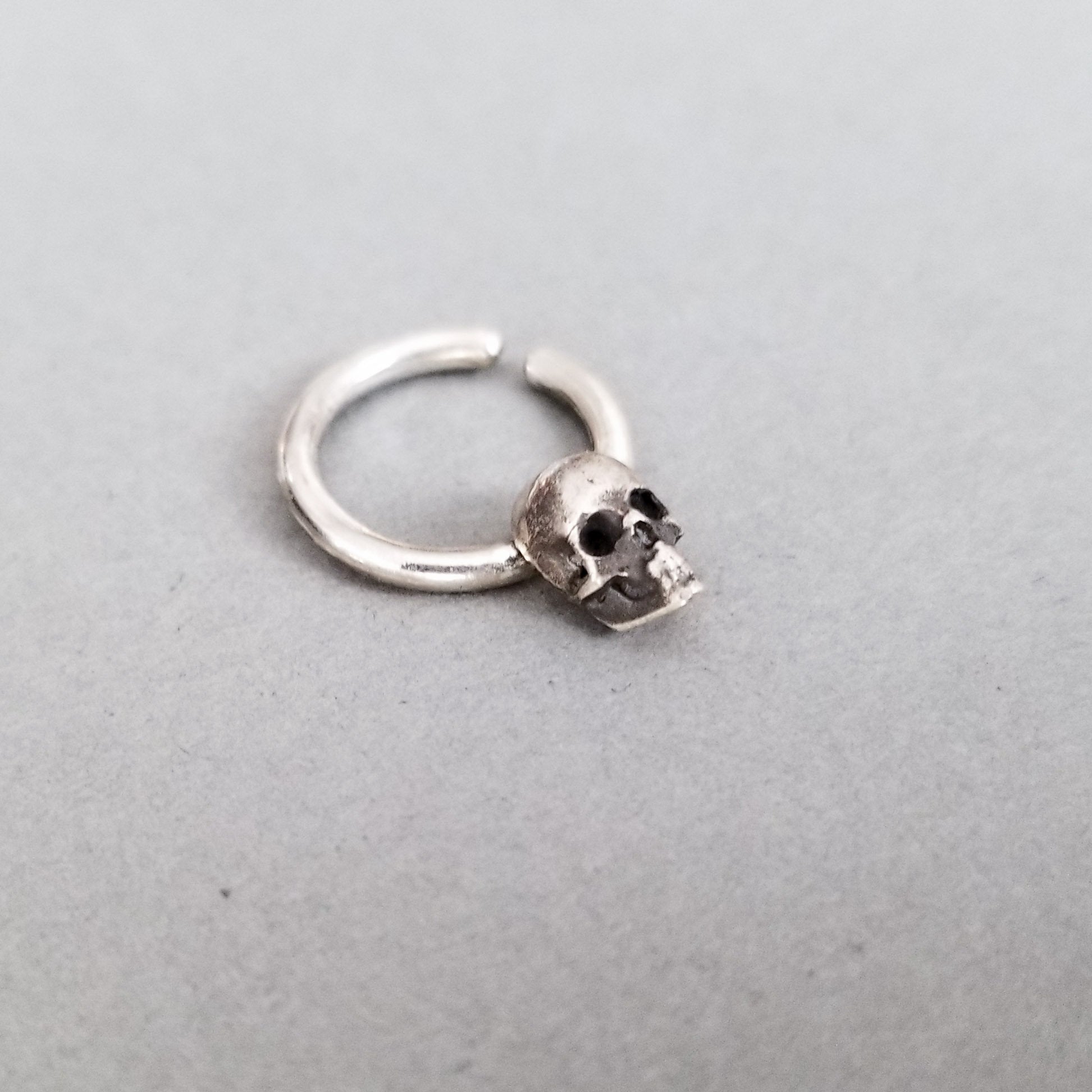 Minimal Skull Septum Ring - Inchoo Bijoux