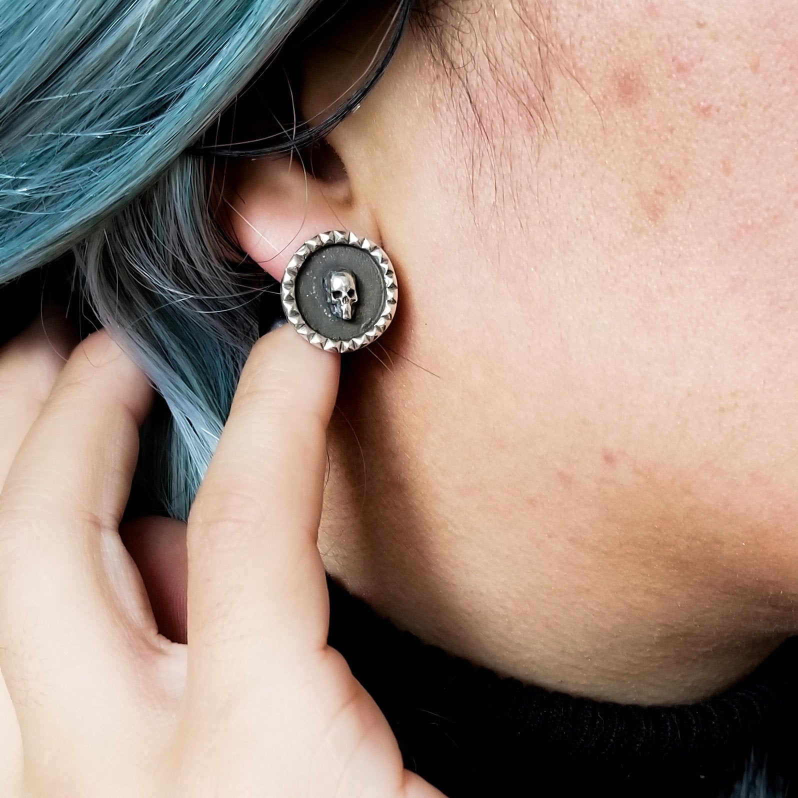 Unisex Studded Skull Stud Post Earrings - Inchoo Bijoux