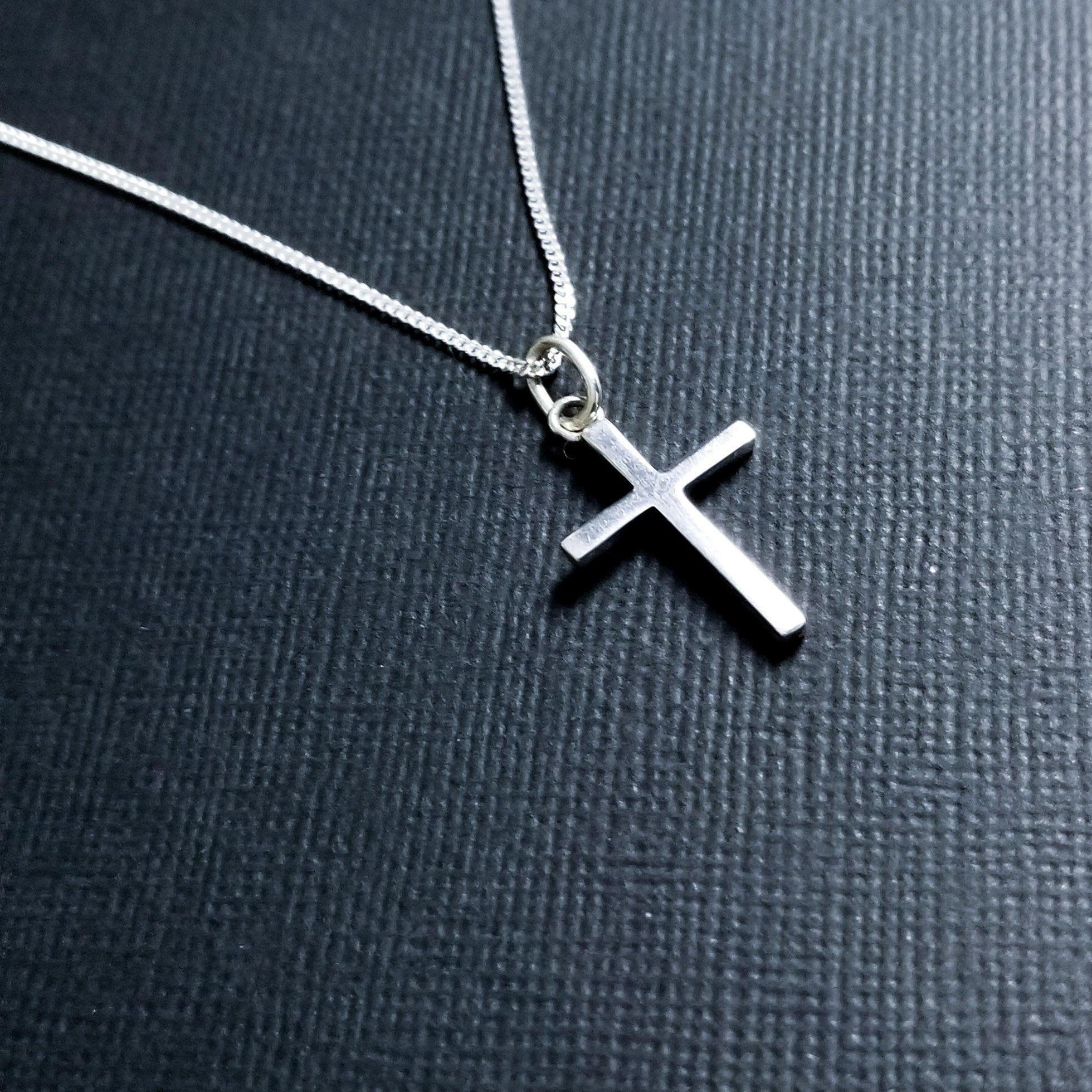 Minimal Cross Pendant - Inchoo Bijoux