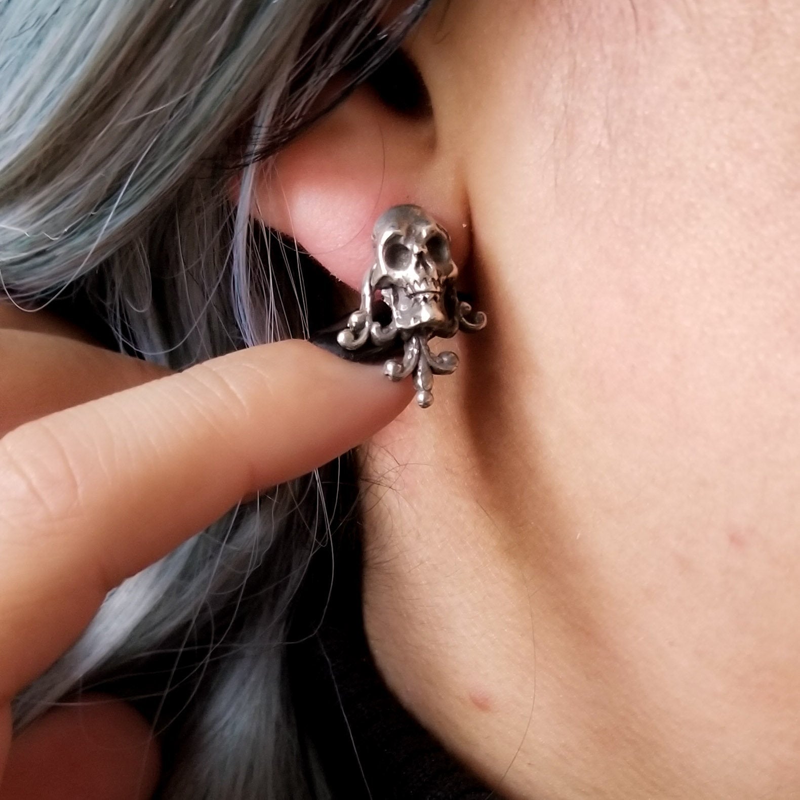 Unisex Victorian Skull and Lace Earrings - Inchoo Bijoux